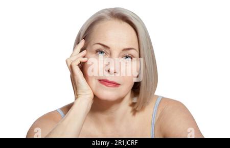 Eine wunderschöne blonde Frau mittleren Alters zeigt ihr perfekt gepflegtes Gesicht. Makrofläche. Realistische Bilder mit eigenen Unvollkommenheiten. Stockfoto