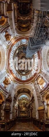 WIEN, OSTERREICH - 9. SEPTEMBER 2021: Das Innere der Karlskirche in Wien, Osterreich Stockfoto