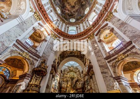 WIEN, OSTERREICH - 9. SEPTEMBER 2021: Das Innere der Karlskirche in Wien, Osterreich Stockfoto