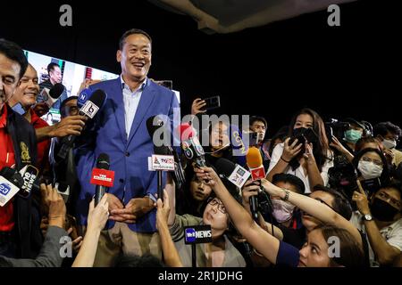 Bangkok, Thailand. 14. Mai 2023. SRETTHA THAVISIN, Kandidat für das Amt des Ministerpräsidenten, spricht während der Parlamentswahlen in Thailand vor der Presse im Parteihauptquartier von Pheu Thai. (Kreditbild: © Valeria Mongelli/ZUMA Press Wire) NUR REDAKTIONELLE VERWENDUNG! Nicht für den kommerziellen GEBRAUCH! Stockfoto