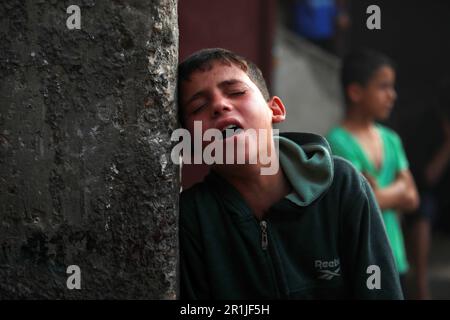 Gaza-Stadt. Palästina. 14. Mai 2023 Ein Kind, das den Schmerz und die Verwüstung nach einem israelischen Luftangriff in Beit Lahia im nördlichen Gazastreifen spürt. Stockfoto