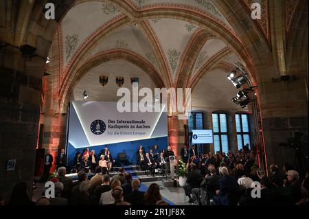 Aachen, Deutschland. 14. Mai 2023. Aachen, Deutschland. 14. Mai 2023. Der ukrainische Präsident und Preisträger Volodymyr Selenskyj spricht bei der Verleihung des Karlspreises für Dienstleistungen an die Europäische Einheit in der Krönungshalle in Aachen. Kredit: dpa Picture Alliance/Alamy Live News Stockfoto