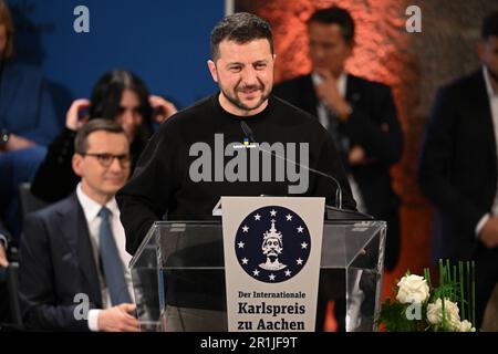 Aachen, Deutschland. 14. Mai 2023. Aachen, Deutschland. 14. Mai 2023. Der ukrainische Präsident und Preisträger Volodymyr Selenskyj spricht bei der Verleihung des Karlspreises für Dienstleistungen an die Europäische Einheit in der Krönungshalle in Aachen. Kredit: dpa Picture Alliance/Alamy Live News Stockfoto