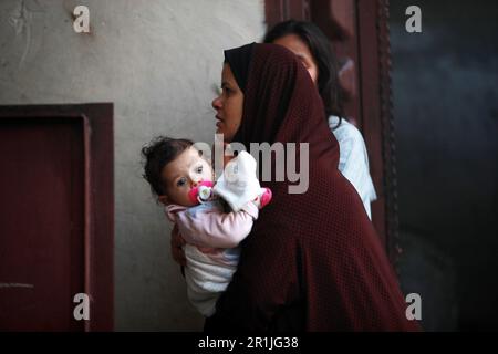Gaza-Stadt. Palästina. 14. Mai 2023 Eine Frau, die den Schmerz und die Verwüstung nach einem israelischen Luftangriff in Beit Lahia im nördlichen Gazastreifen spürt. Stockfoto
