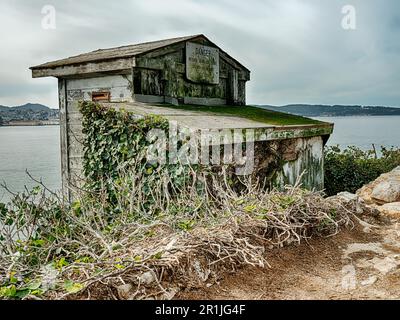 In einem alten Gebäude am Rande der Insel Alcatraz war ein Nebelhorn untergebracht, um Boote vor Gefahren zu warnen, wenn die Sicht schlecht war. Stockfoto