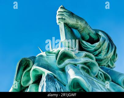 Ein Blick auf die Freiheitsstatue mit einem Buch, wie von unten gesehen. Stockfoto