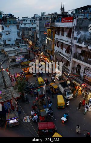 Erhöhte Aussicht auf die geschäftige Main Bazar Road in Paharganj, Neu-Delhi, Indien Stockfoto