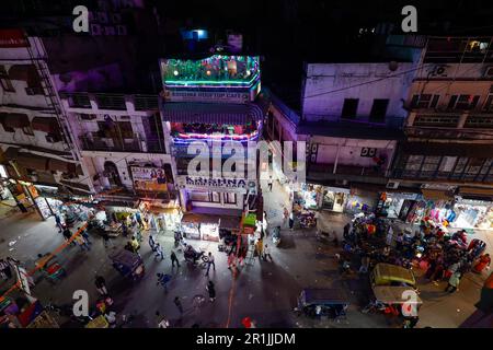 Blick auf das Krishna Dachcafé bei Nacht in Paharganj, Neu-Delhi, Indien Stockfoto