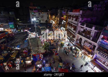 Erhöhte Aussicht auf die geschäftige Main Bazar Road in Paharganj, Neu-Delhi, Indien Stockfoto