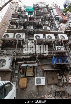 Klimaanlagen außerhalb des Gebäudes in Neu-Delhi, Indien Stockfoto