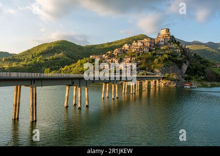 Panoramischer Anblick in Castel di Tora mit See Turano, schönen Dorf in der Provinz Rieti. Latium, Italien. Stockfoto