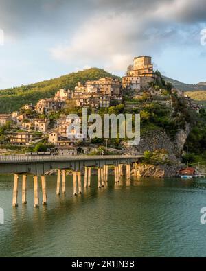 Panoramischer Anblick in Castel di Tora mit See Turano, schönen Dorf in der Provinz Rieti. Latium, Italien. Stockfoto