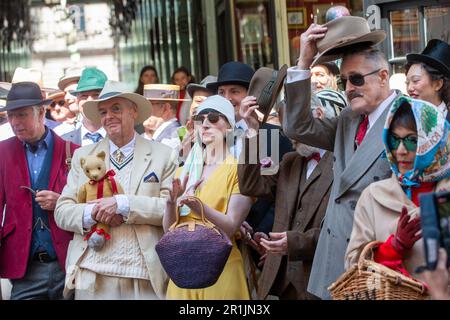 London, England, Großbritannien. 14. Mai 2023. Dandies und Dandizettes sind um die Statue von Beau Brummell in der Nähe des Eingangs zur Piccadilly Arcade während des dritten Grand Flaneur Walk im Zentrum von London zu sehen. (Kreditbild: © Tayfun Salci/ZUMA Press Wire) NUR REDAKTIONELLE VERWENDUNG! Nicht für den kommerziellen GEBRAUCH! Stockfoto