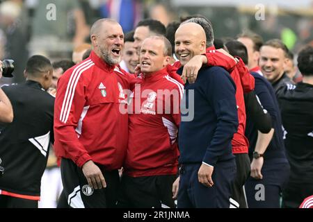 ROTTERDAM - (lr) Feyenoord Assistant Trainer John de Wolf und Feyenoord Coach Arne Slot feiern den Titel nach dem niederländischen Premier League Match zwischen Feyenoord und Go Ahead Eagles im Feyenoord Stadion de Kuip am 14. Mai 2023 in Rotterdam, Niederlande. ANP OLAF KRAAK Stockfoto