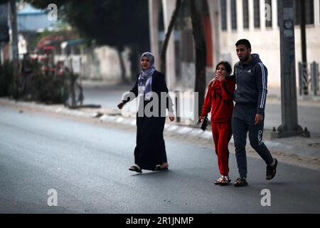 Gaza-Stadt. Palästina. 14. Mai 2023 Die Menschen spüren den Schmerz und die Verwüstung nach einem israelischen Luftangriff in Beit Lahia im nördlichen Gazastreifen. Stockfoto