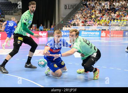 Linus ARNESSON (BHC), Mathias GIDSEL (B), Action, Duels, Handball 1. Bundesliga, 30. Spieltag, Bergischer HC (BHC) - Fuechse Berlin (F), am 14. Mai 2023 in Düsseldorf. Â Stockfoto