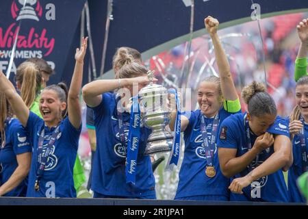 London, Großbritannien. 14. Mai 2023. Chelsea-Spieler feiern den FA-Cup nach dem Vitalitätsspiel des FA-Pokalfinales für Frauen zwischen Chelsea und Manchester United im Wembley Stadium, London. (Tom Phillips/SPP) Kredit: SPP Sport Press Photo. Alamy Live News Stockfoto