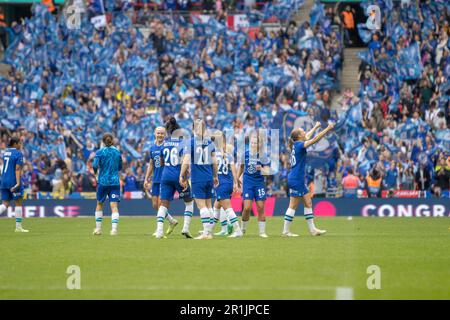 London, Großbritannien. 14. Mai 2023. Chelsea-Spieler feiern den FA-Cup nach dem Vitalitätsspiel des FA-Pokalfinales für Frauen zwischen Chelsea und Manchester United im Wembley Stadium, London. (Tom Phillips/SPP) Kredit: SPP Sport Press Photo. Alamy Live News Stockfoto