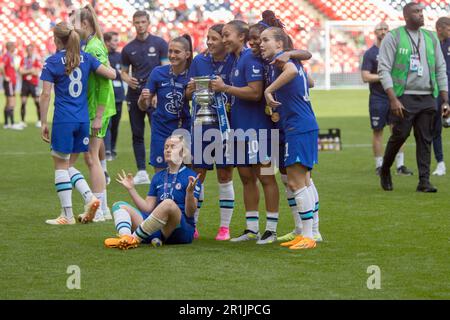 London, Großbritannien. 14. Mai 2023. Chelsea-Spieler feiern den FA-Cup nach dem Vitalitätsspiel des FA-Pokalfinales für Frauen zwischen Chelsea und Manchester United im Wembley Stadium, London. (Tom Phillips/SPP) Kredit: SPP Sport Press Photo. Alamy Live News Stockfoto