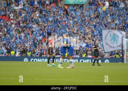 London, Großbritannien. 14. Mai 2023. Chelsea-Spieler feiern den FA-Cup nach dem Vitalitätsspiel des FA-Pokalfinales für Frauen zwischen Chelsea und Manchester United im Wembley Stadium, London. (Tom Phillips/SPP) Kredit: SPP Sport Press Photo. Alamy Live News Stockfoto