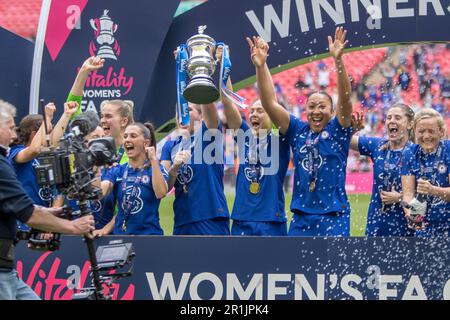 London, Großbritannien. 14. Mai 2023. Chelsea-Spieler feiern den FA-Cup nach dem Vitalitätsspiel des FA-Pokalfinales für Frauen zwischen Chelsea und Manchester United im Wembley Stadium, London. (Tom Phillips/SPP) Kredit: SPP Sport Press Photo. Alamy Live News Stockfoto