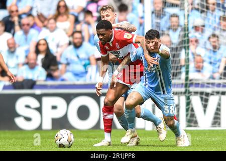 Coventry, Großbritannien. 14. Mai 2023Chuba Akpom (29 Middlesbrough), herausgefordert von Gustavo Hamer (38 Coventry City) während der Sky Bet Championship Play Off Semi Final 1. Leg zwischen Coventry City und Middlesbrough in der Coventry Building Society Arena, Coventry am Sonntag, 14. Mai 2023. (Foto: Kevin Hodgson | MI News) Guthaben: MI News & Sport /Alamy Live News Stockfoto