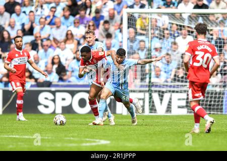 Coventry, Großbritannien. 14. Mai 2023Chuba Akpom (29 Middlesbrough), herausgefordert von Gustavo Hamer (38 Coventry City) während der Sky Bet Championship Play Off Semi Final 1. Leg zwischen Coventry City und Middlesbrough in der Coventry Building Society Arena, Coventry am Sonntag, 14. Mai 2023. (Foto: Kevin Hodgson | MI News) Guthaben: MI News & Sport /Alamy Live News Stockfoto