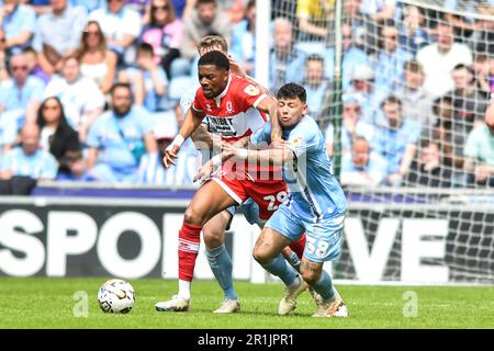 Coventry, Großbritannien. 14. Mai 2023Chuba Akpom (29 Middlesbrough), herausgefordert von Gustavo Hamer (38 Coventry City) während der Sky Bet Championship Play Off Semi Final 1. Leg zwischen Coventry City und Middlesbrough in der Coventry Building Society Arena, Coventry am Sonntag, 14. Mai 2023. (Foto: Kevin Hodgson | MI News) Guthaben: MI News & Sport /Alamy Live News Stockfoto