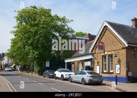 Winchmore Hill Station, North London UK, mit Blick auf die Station Road in Richtung Green Stockfoto