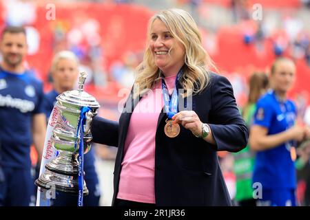 Emma Hayes The Chelsea Manager feiert mit der Trophäe am Ende des Vitality Women's FA Cup-Finalspiels Chelsea FC Women vs Manchester United Women im Wembley Stadium, London, Großbritannien, 14. Mai 2023 (Foto von Conor Molloy/News Images) Stockfoto