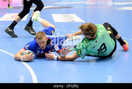 Linus ARNESSON (BHC), Mathias GIDSEL (B), Action, Duels, Handball 1. Bundesliga, 30. Spieltag, Bergischer HC (BHC) - Fuechse Berlin (F), am 14. Mai 2023 in Düsseldorf. Â Stockfoto