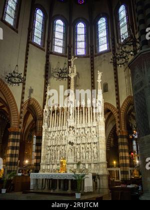 Basilika di San Francesco, der von den Venezianern Jacobello und Pier Paolo dalle Masegne in Bologna geschnitzt wurde Stockfoto