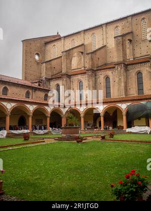 Der Kreuzgang der Basilika San Francesco in Bologna Stockfoto