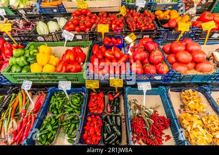 Gemüse zum Verkauf auf dem Naschmarkt in Wien, Österreich Stockfoto