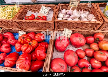 Gemüse zum Verkauf auf dem Naschmarkt in Wien, Österreich Stockfoto