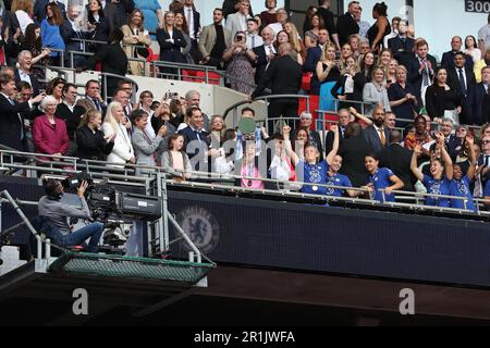 Wembley Stadium, London, Großbritannien. 14. Mai 2023. Frauen FA Cup Final Football, Chelsea gegen Manchester United; Chelsea Manager Emma Hayes hebt den FA Cup Trophy Credit für Frauen: Action Plus Sports/Alamy Live News Stockfoto