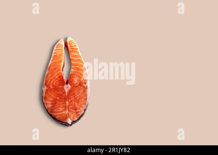Top-up-Ansicht frische rohe Lachssteaks. Isoliert auf Weiß. Passend für Ihr Designelement. Stockfoto