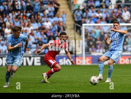 Coventry, Großbritannien. 14. Mai 2023; Coventry Building Society Arena, Coventry, England; EFL Championship Play Offs, Semi Finals, First Leg, Coventry City versus Middlesbrough; Viktor Gyokeres of Coventry Threads ein Pass Forward für Josh Eccles of Coventry Credit: Action Plus Sports Images/Alamy Live News Stockfoto