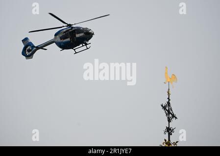 Aachen, Deutschland. 14. Mai 2023. Aachen, Deutschland. 14. Mai 2023. Ein Polizeihubschrauber fliegt über den Aachener Dom. Der ukrainische Präsident Volodymyr Selenskyj und das ukrainische Volk wurden in Aachen mit dem Karlspreis für Dienste für die europäische Einheit ausgezeichnet. Kredit: dpa Picture Alliance/Alamy Live News Stockfoto