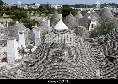 Blick auf die Trulli von Rione Monti, Alberobello, Apulien, Italien von den Dächern Stockfoto