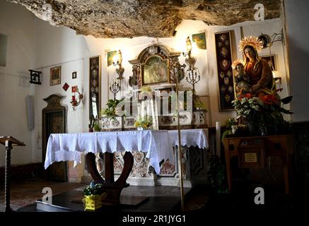 Malerischer Innenblick auf Madonna della Rocca eine kleine Kirche, die auf dem lebenden Felsen mit Blick auf Taormina in Sizilien, Italien, erbaut wurde. Stockfoto