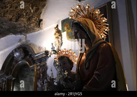 Malerischer Innenblick auf Madonna della Rocca eine kleine Kirche, die auf dem lebenden Felsen mit Blick auf Taormina in Sizilien, Italien, erbaut wurde. Stockfoto