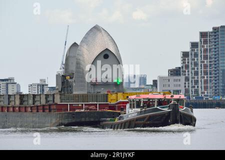 Cory Environmental Tug RECOVERY fährt die Themse in London entlang, nachdem er die Themse passiert hat Stockfoto