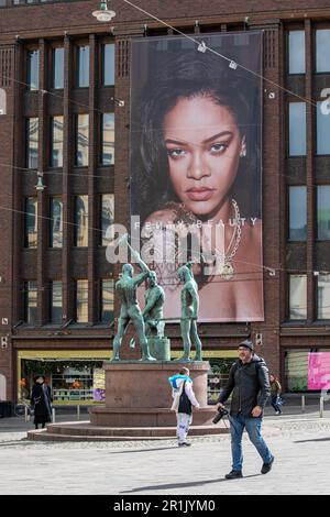 Großes Banner, das für die Kosmetikmarke Fenty Beauty mit dem Bild von Rihanna an der Wand des Kaufhauses Stockmann in Helsinki, Finnland, wirbt Stockfoto