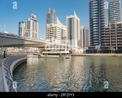 Dubai, Vereinigte Arabische Emirate, 23. März 2023: Dubai Marina View , erstaunliche moderne Architektur und wunderschöne Bucht , bester Reiseort in Mittelsee Stockfoto