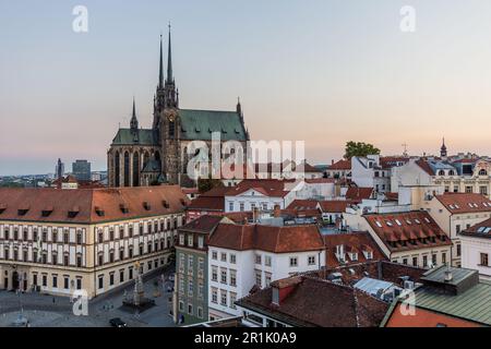 Skyline der Stadt Brünn mit der Kathedrale St. Peter und Paul, Tschechische Republik Stockfoto