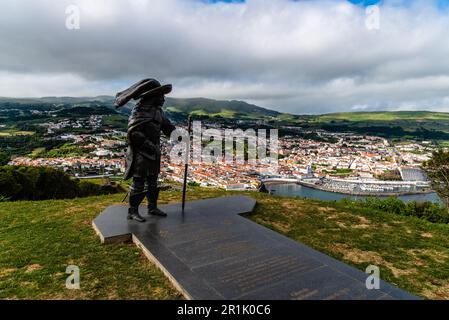 Angra do Heroismo, Portugal - 1. Juli 2022: Statue von Afonso VI in Monte do Brasil und Panoramablick auf die Altstadt und den Hafen von Angra do Heroism Stockfoto