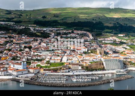 Angra do Heroismo, Portugal - 1. Juli 2022: Panoramablick aus der Vogelperspektive auf die Altstadt und den Hafen von Angra do Heroismo von Monte Brasil, Insel Terceira Stockfoto