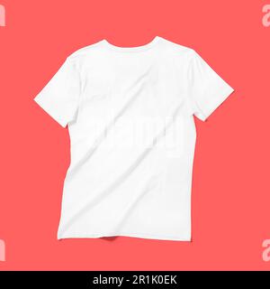 Aufladen Weißes T-Shirt mit V-Ausschnitt isoliert auf rotem Hintergrund anzeigen. Geeignet für Ihr Designprojekt. Stockfoto