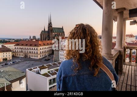 Die Mädchen beobachten die Skyline von Brünn mit der Kathedrale von St. Peter und Paul, Tschechische Republik Stockfoto